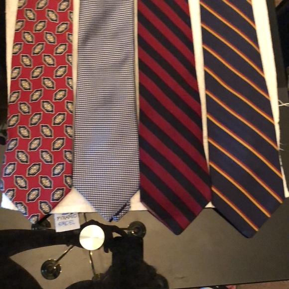 3 BROOKS BROTHERS TIES & 1 MICHEAL KORS TIE - Picture 8 of 10